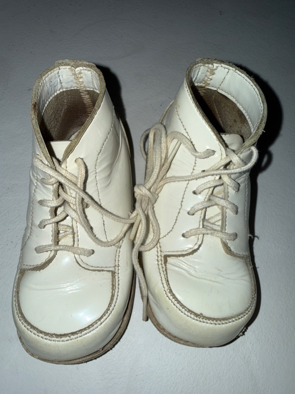 Vintage 1950s white Classic baby’s Lace-Up Leather Booties in White size 2ish